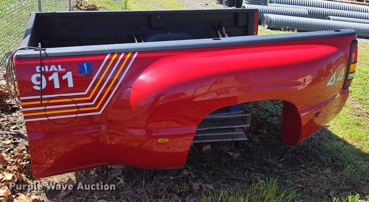 image for item EN3574 Pickup truck bed and camper shell