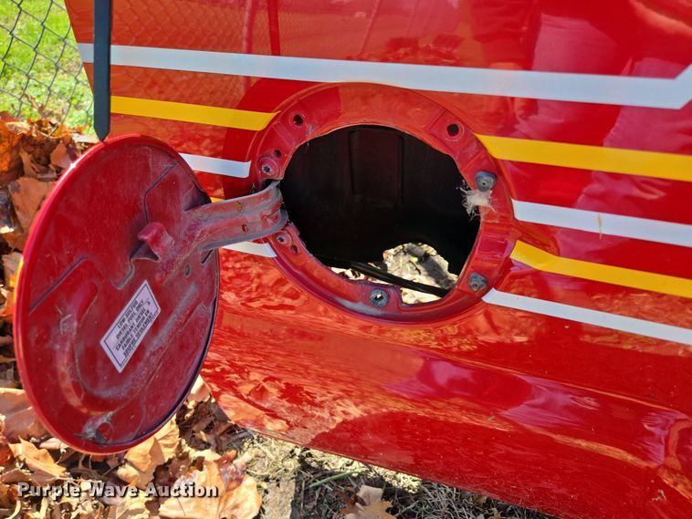 image for item EN3574 Pickup truck bed and camper shell