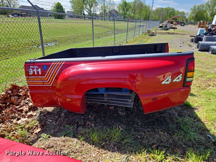 image for item EN3574 Pickup truck bed and camper shell