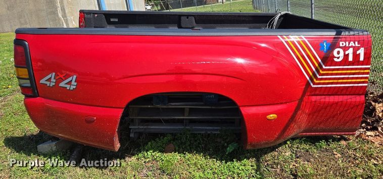 image for item EN3574 Pickup truck bed and camper shell