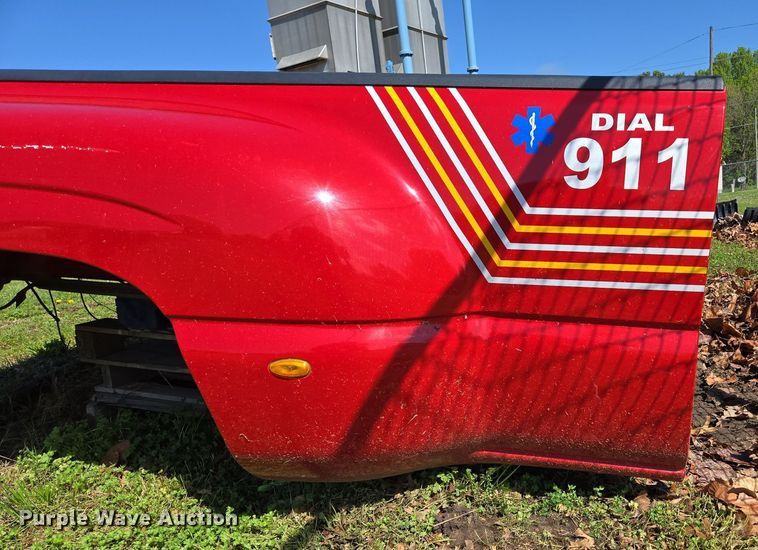 image for item EN3574 Pickup truck bed and camper shell