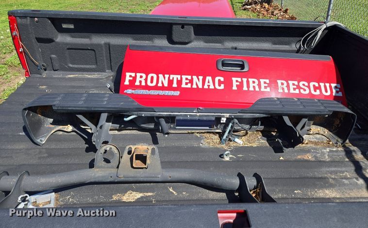 image for item EN3574 Pickup truck bed and camper shell