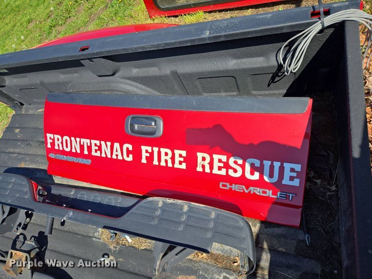 image for item EN3574 Pickup truck bed and camper shell