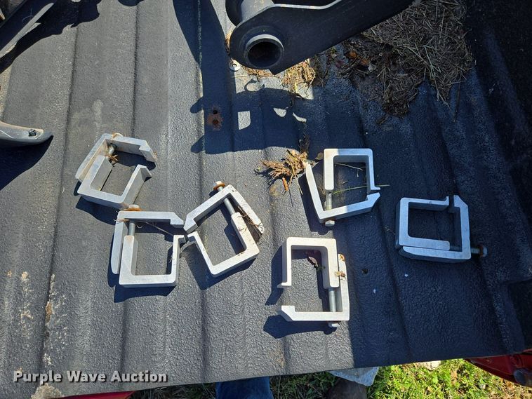 image for item EN3574 Pickup truck bed and camper shell