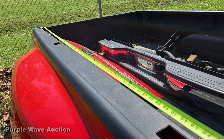 image for item EN3574 Pickup truck bed and camper shell