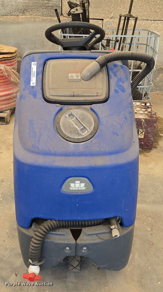 image for item EN8925 Chariot  IScrub  floor scrubber 