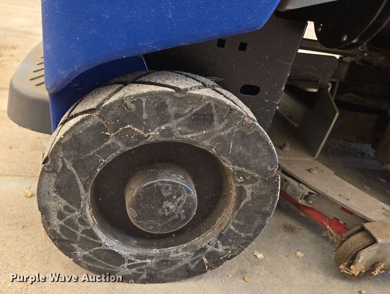 image for item EN8925 Chariot  IScrub  floor scrubber 