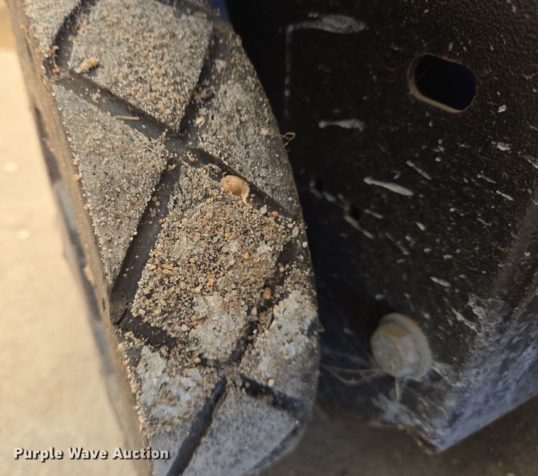 image for item EN8925 Chariot  IScrub  floor scrubber 