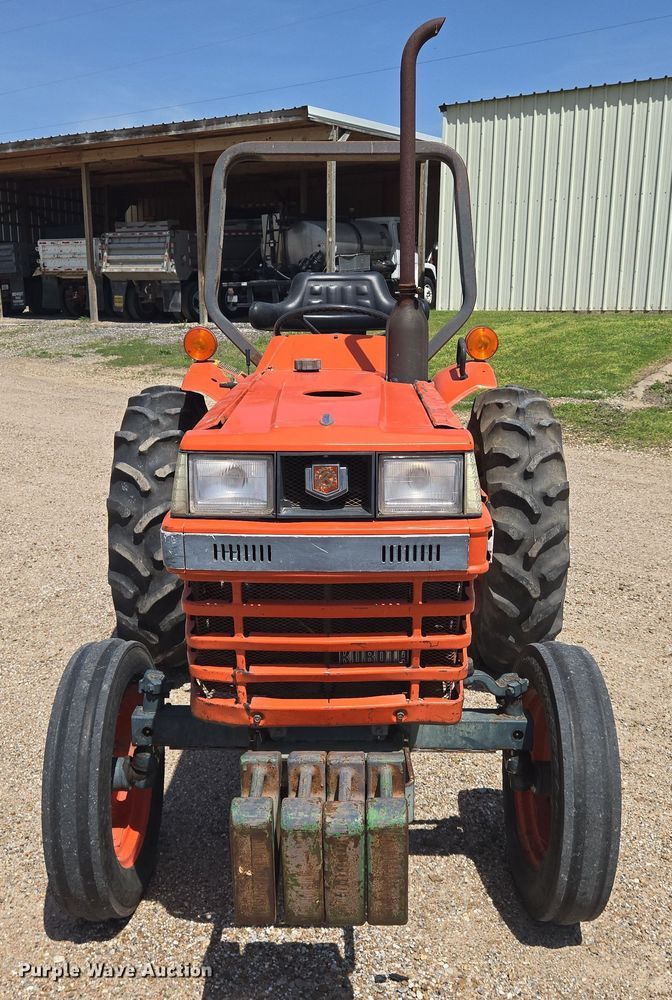 image for item EN8926 Kubota L2050 tractor