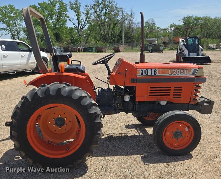 image for item EN8926 Kubota L2050 tractor