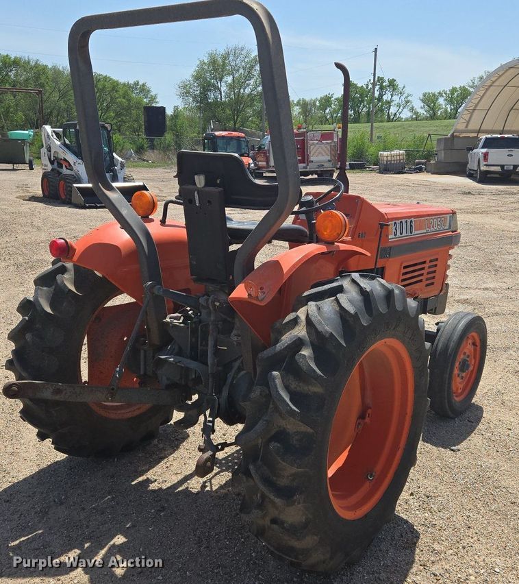 image for item EN8926 Kubota L2050 tractor