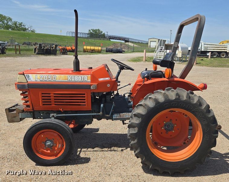 image for item EN8926 Kubota L2050 tractor