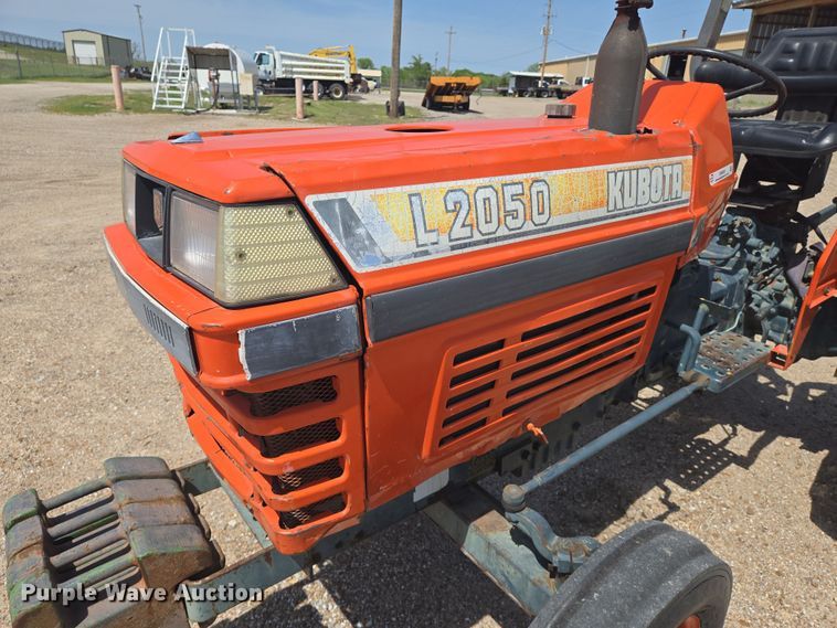 image for item EN8926 Kubota L2050 tractor