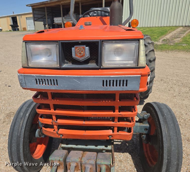 image for item EN8926 Kubota L2050 tractor