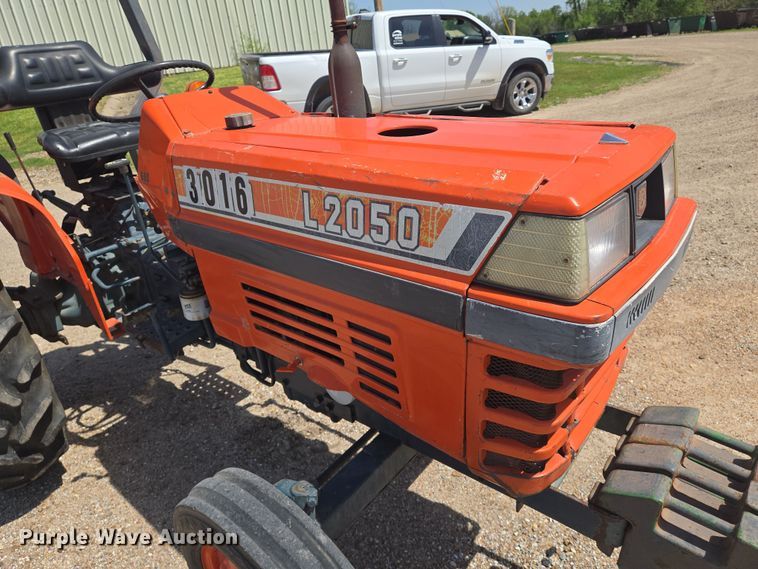 image for item EN8926 Kubota L2050 tractor