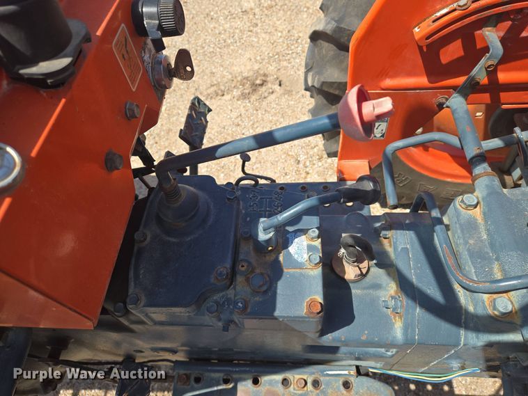 image for item EN8926 Kubota L2050 tractor