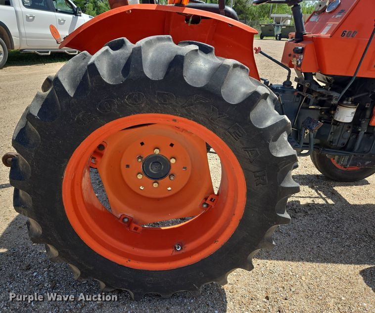 image for item EN8926 Kubota L2050 tractor