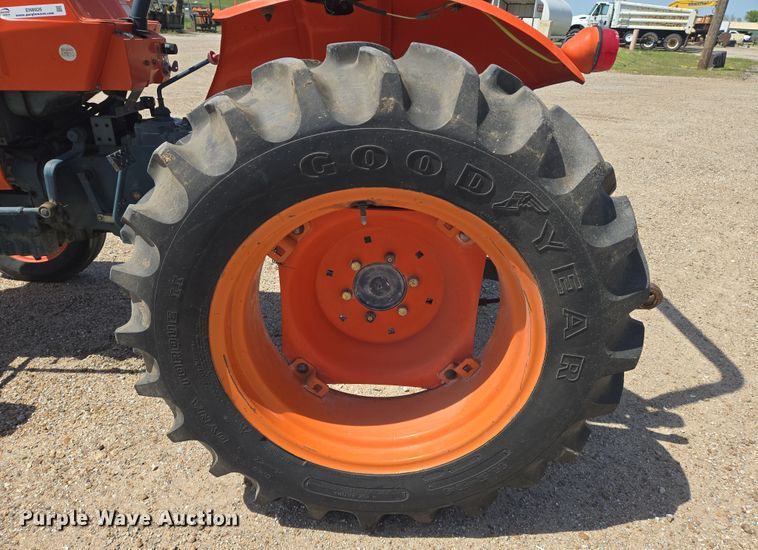 image for item EN8926 Kubota L2050 tractor
