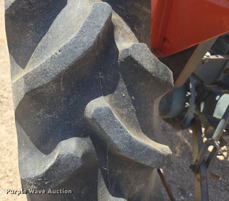 image for item EN8926 Kubota L2050 tractor