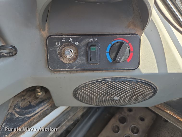 image for item EN8930 2012 Bobcat S750 skid steer loader