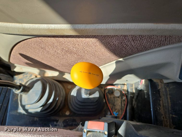 image for item EO0770 2013 John Deere 6105D MFWD tractor