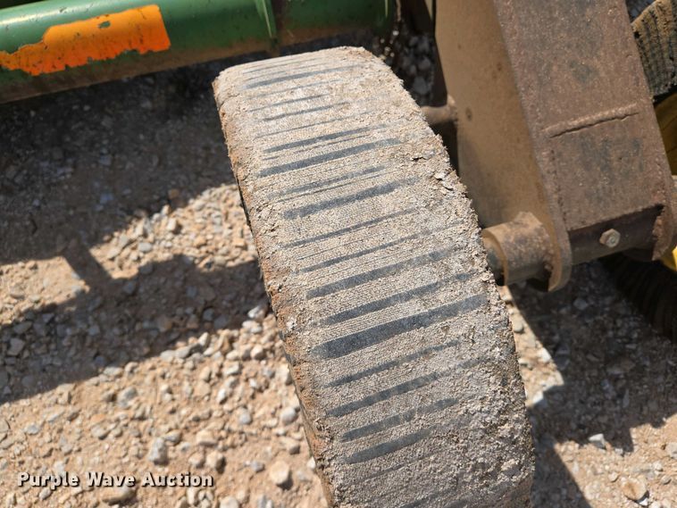 image for item EO0772 John Deere CX15 batwing rotary mower