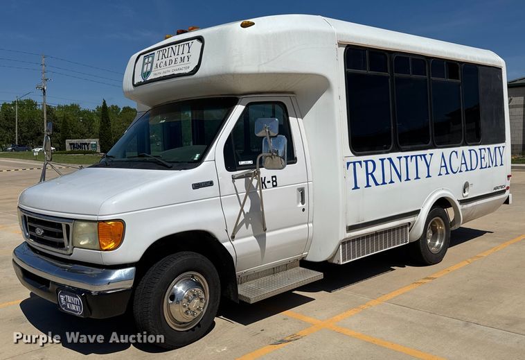 image for item EQ1378 2003 Ford E350 Super Duty shuttle bus