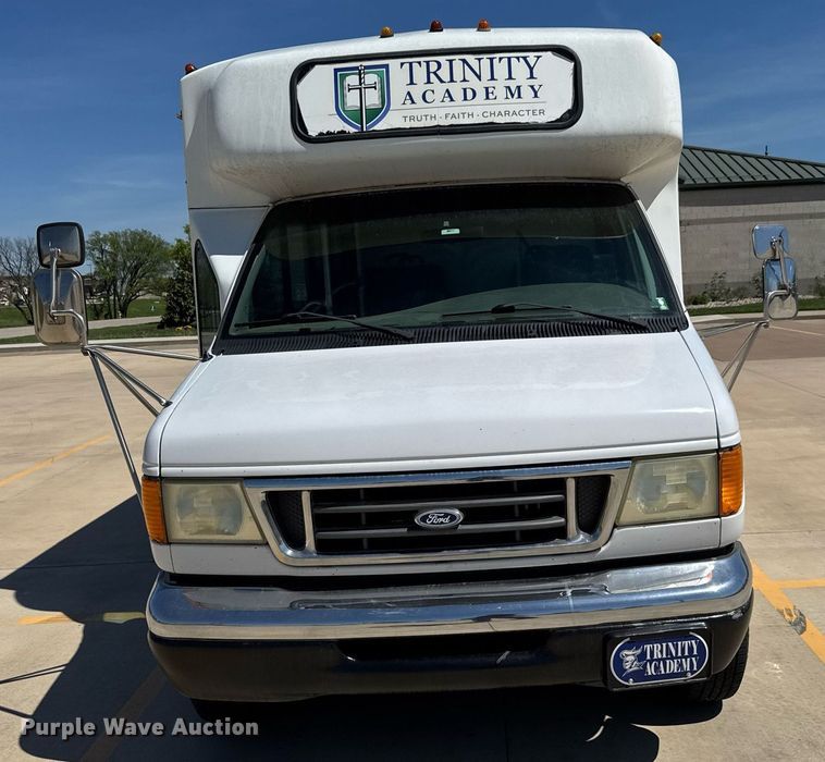 image for item EQ1378 2003 Ford E350 Super Duty shuttle bus