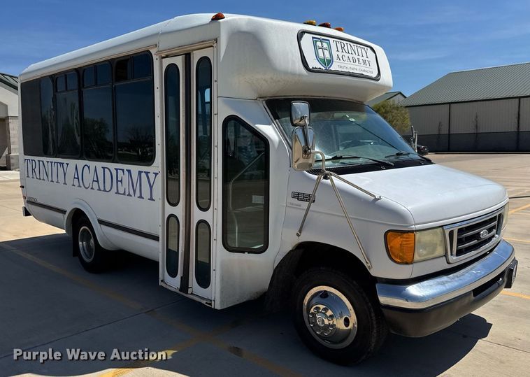 image for item EQ1378 2003 Ford E350 Super Duty shuttle bus
