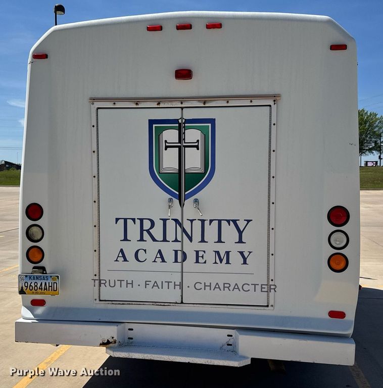 image for item EQ1378 2003 Ford E350 Super Duty shuttle bus