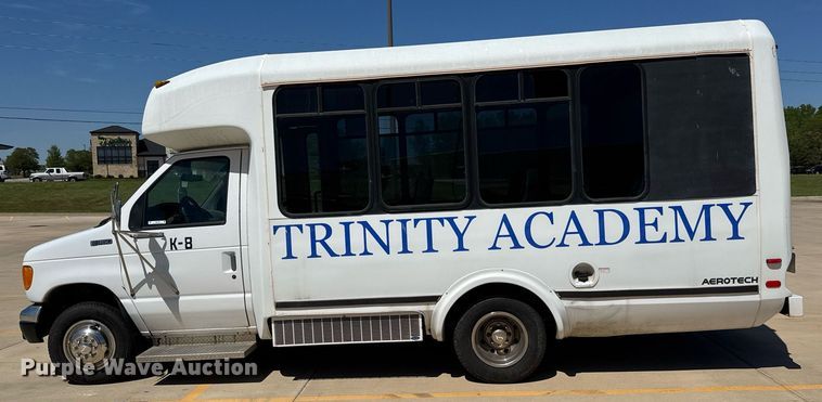 image for item EQ1378 2003 Ford E350 Super Duty shuttle bus