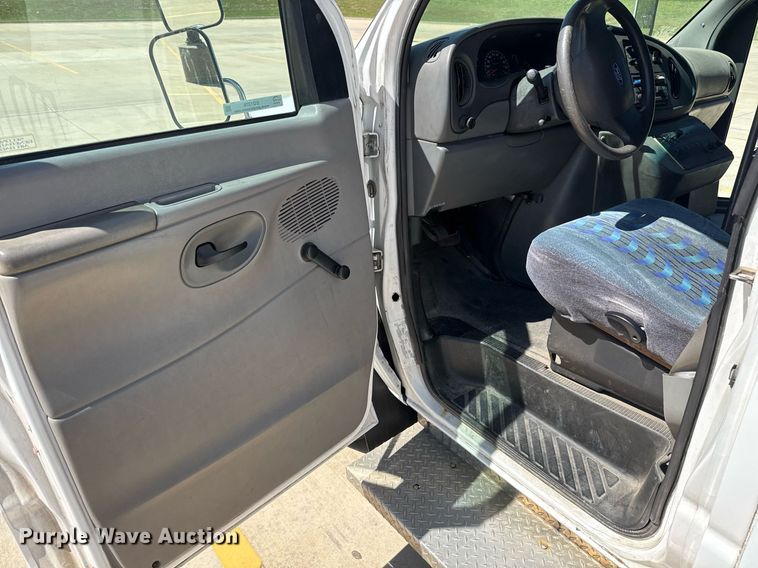 image for item EQ1378 2003 Ford E350 Super Duty shuttle bus