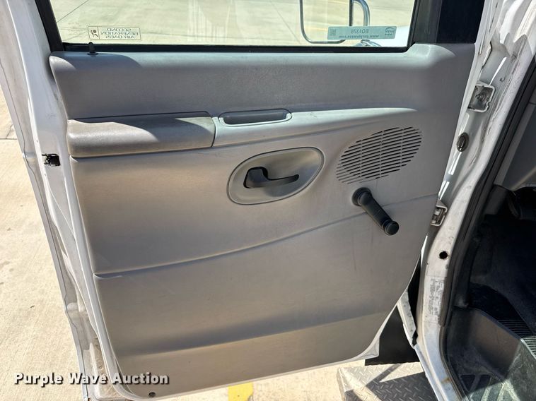 image for item EQ1378 2003 Ford E350 Super Duty shuttle bus