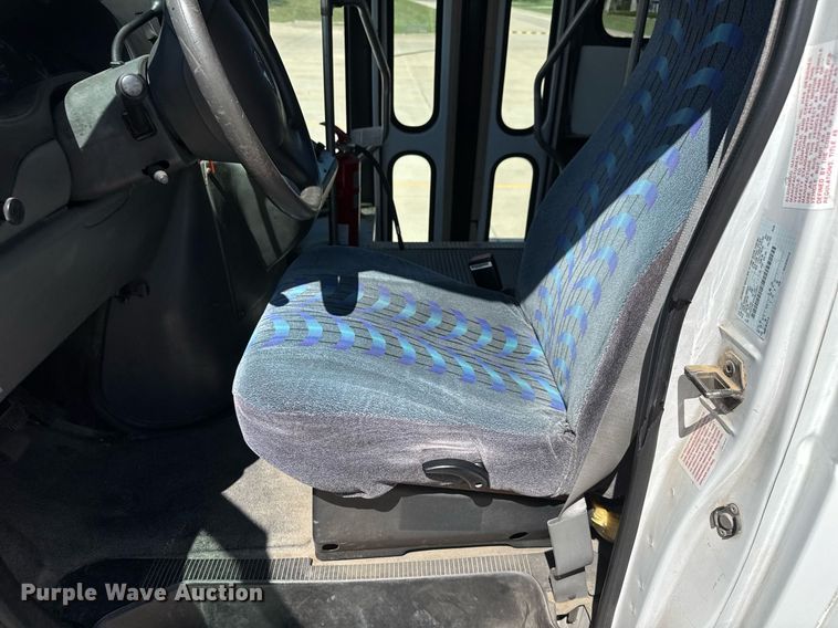 image for item EQ1378 2003 Ford E350 Super Duty shuttle bus
