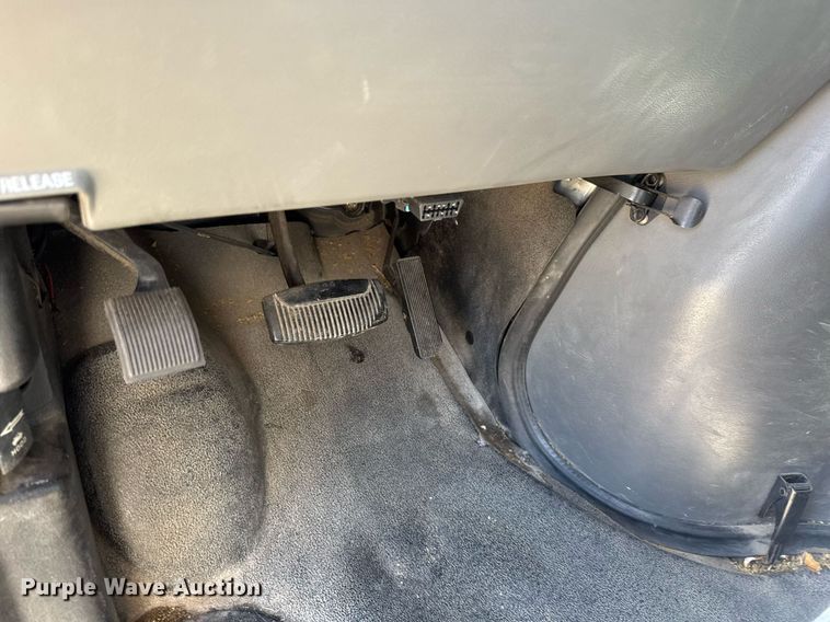 image for item EQ1378 2003 Ford E350 Super Duty shuttle bus