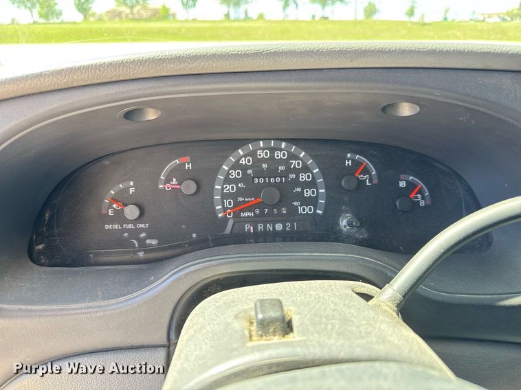 image for item EQ1378 2003 Ford E350 Super Duty shuttle bus