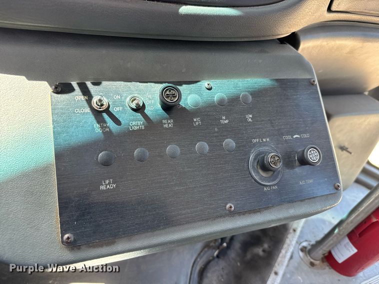 image for item EQ1378 2003 Ford E350 Super Duty shuttle bus