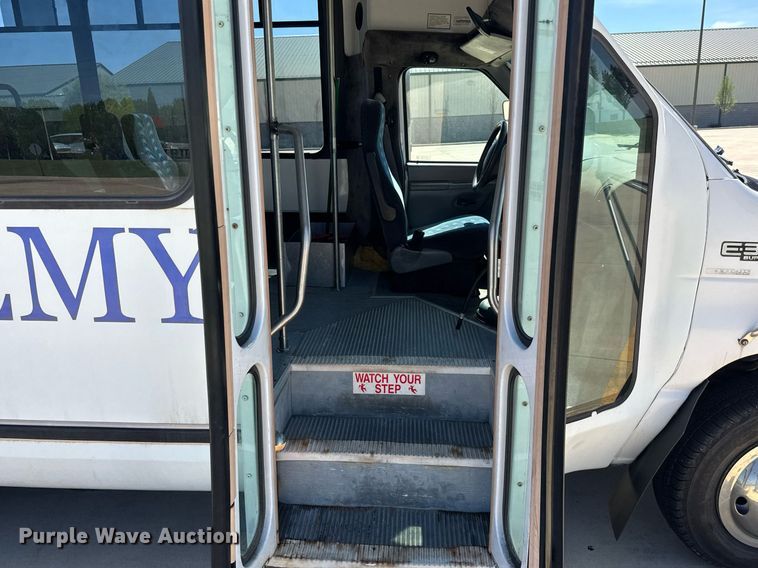 image for item EQ1378 2003 Ford E350 Super Duty shuttle bus