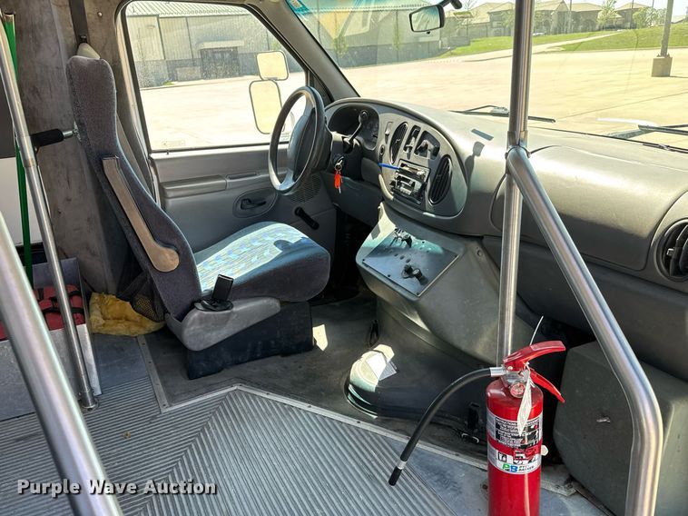 image for item EQ1378 2003 Ford E350 Super Duty shuttle bus