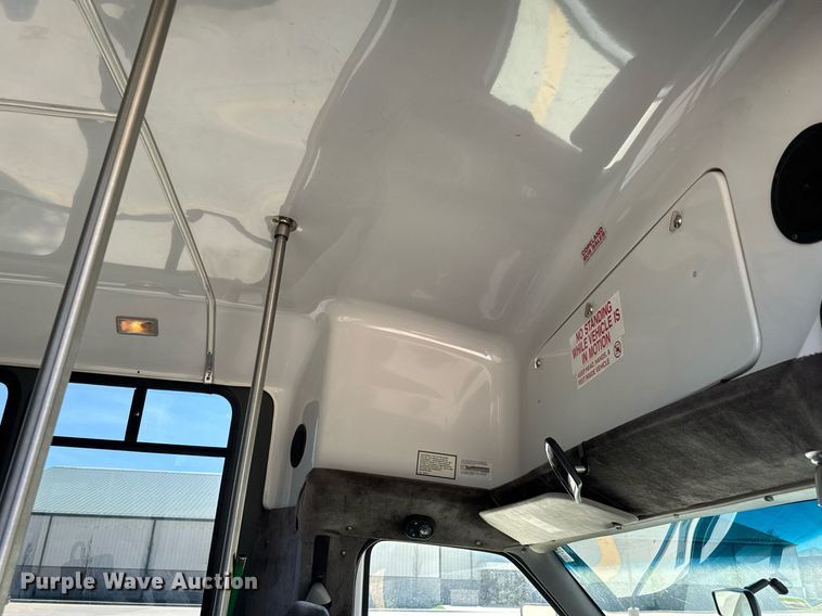 image for item EQ1378 2003 Ford E350 Super Duty shuttle bus