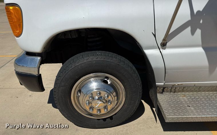 image for item EQ1378 2003 Ford E350 Super Duty shuttle bus