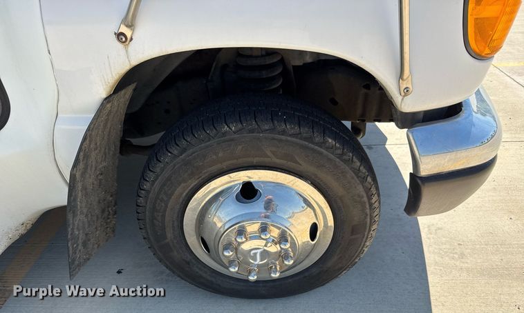 image for item EQ1378 2003 Ford E350 Super Duty shuttle bus