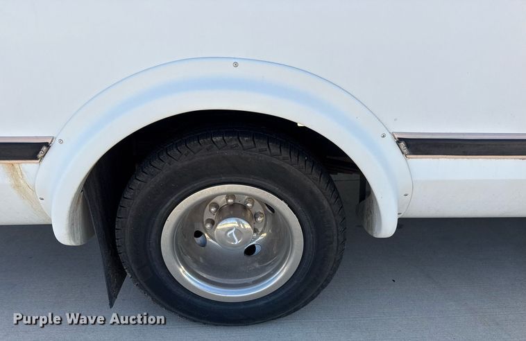 image for item EQ1378 2003 Ford E350 Super Duty shuttle bus