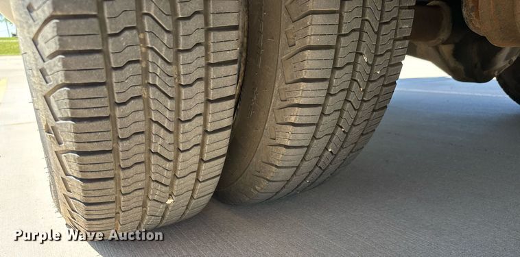 image for item EQ1378 2003 Ford E350 Super Duty shuttle bus