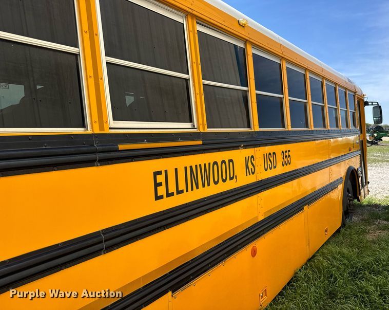 image for item EQ1403 2005 Thomas Built Saf-T-Liner MVP EF school bus