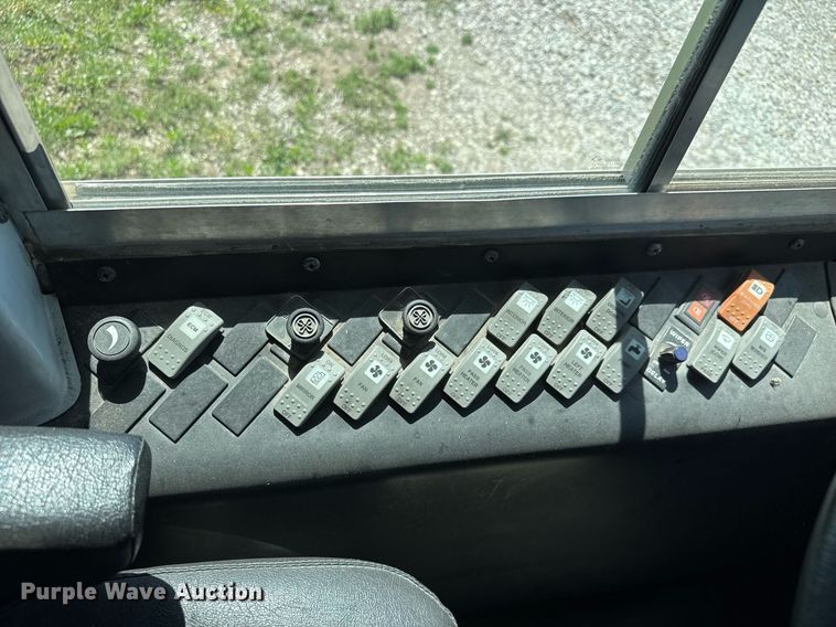 image for item EQ1403 2005 Thomas Built Saf-T-Liner MVP EF school bus