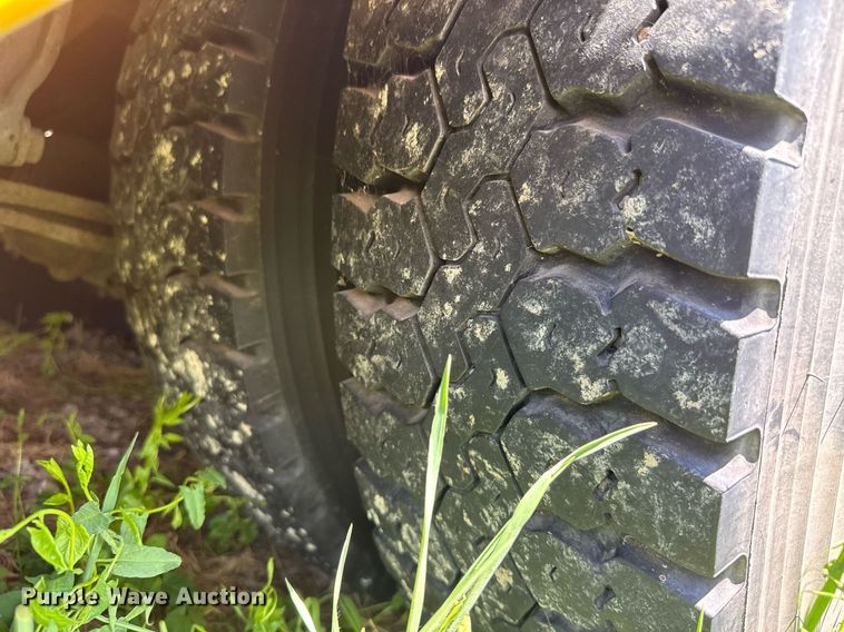 image for item EQ1403 2005 Thomas Built Saf-T-Liner MVP EF school bus