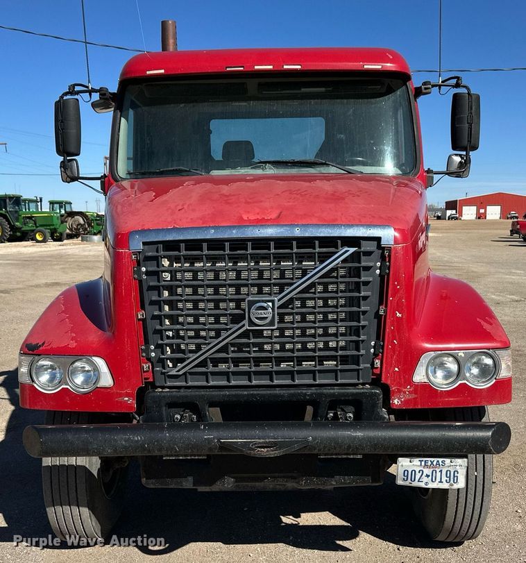 image for item ER8896 2009 Volvo D13 semi truck