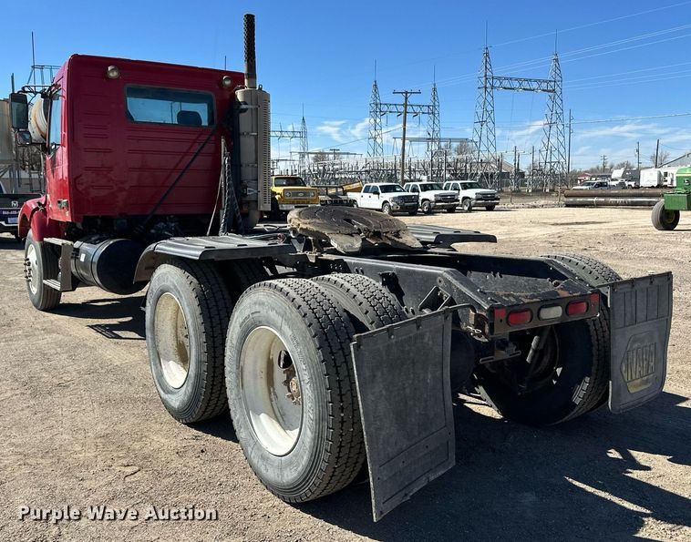 image for item ER8896 2009 Volvo D13 semi truck