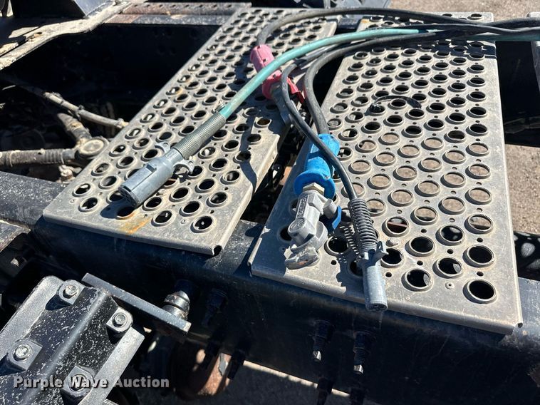 image for item ER8896 2009 Volvo D13 semi truck